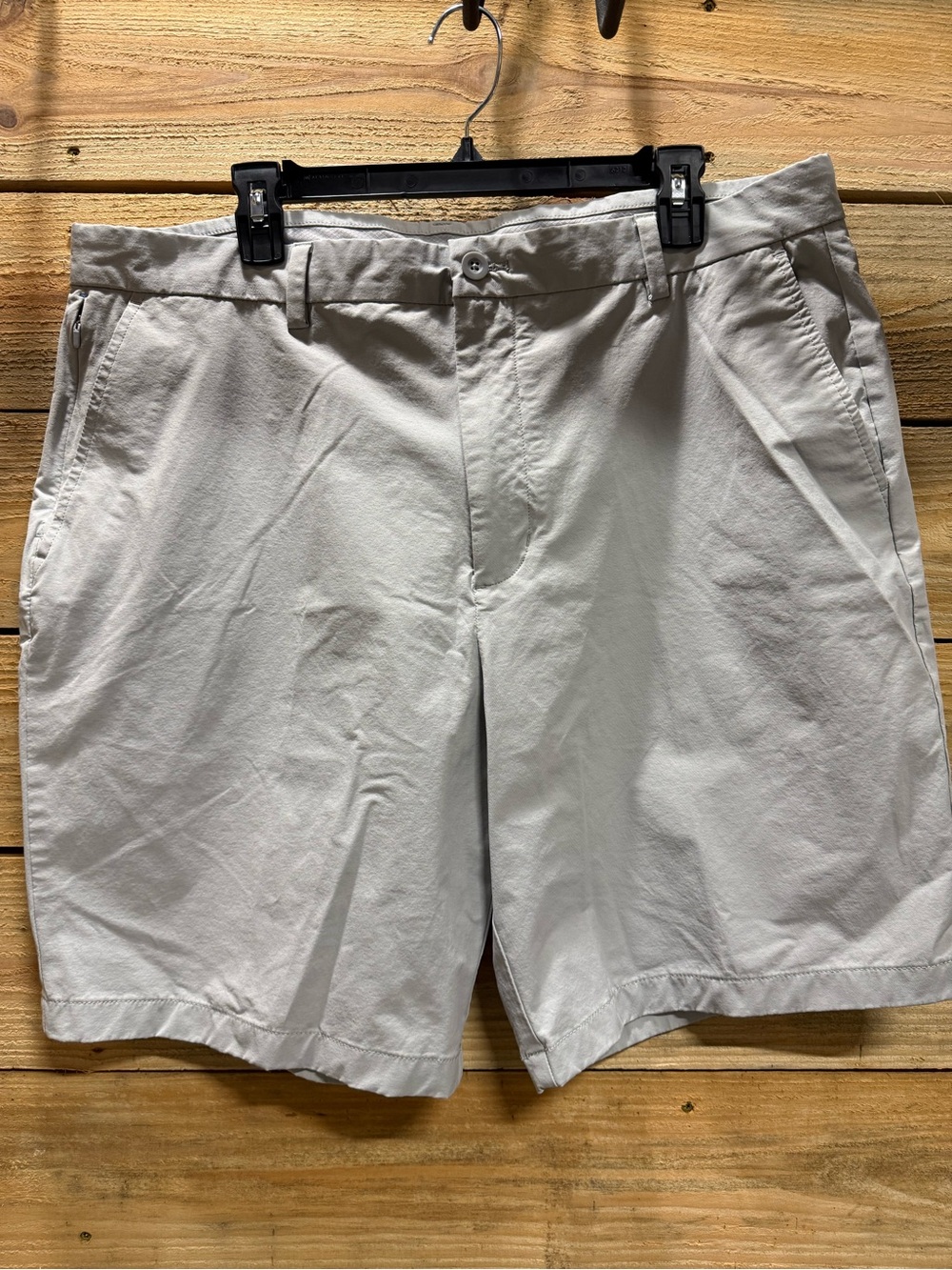 Vineyard Vines On The Go Men's Flat Front Chino Shorts in Light Gray